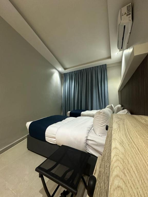 Postel nebo postele na pokoji v ubytování Aladnan hotel