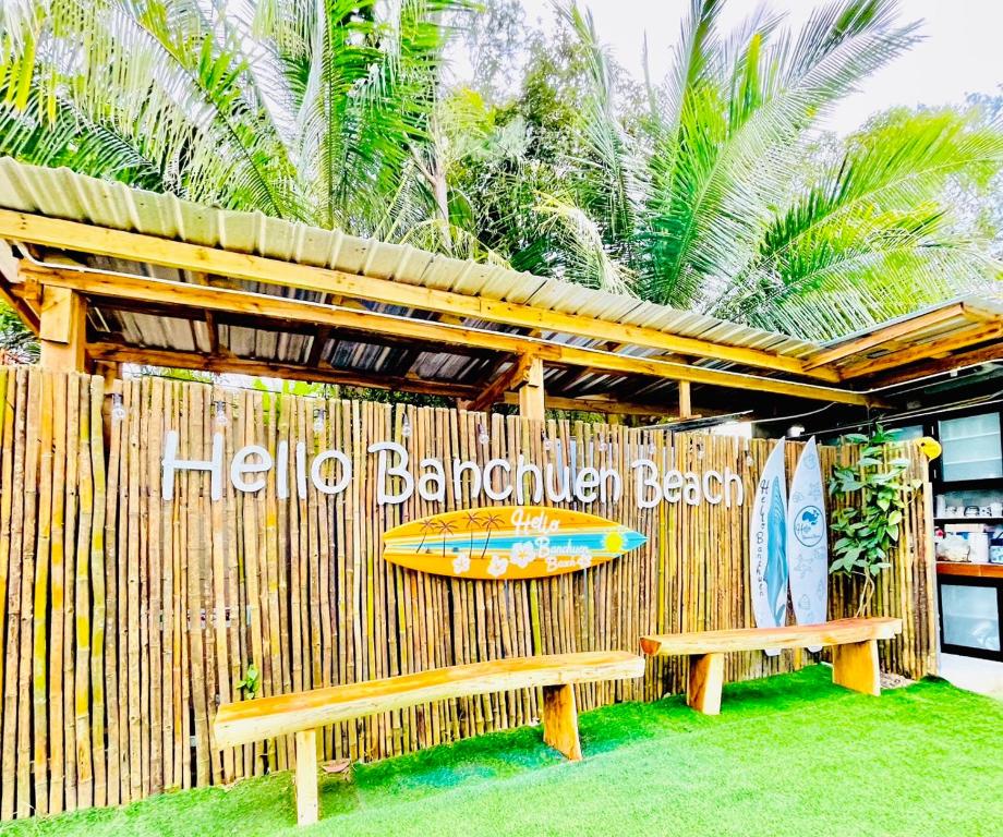 una valla de madera con 2 bancos y una mesa en Hello Banchuen Beach, en Ban Nong Wiwat