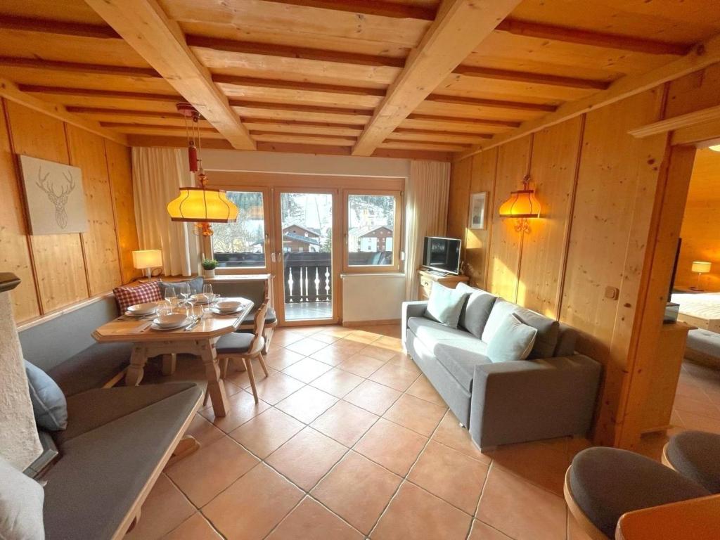 ein Wohnzimmer mit einem Sofa und einem Tisch in der Unterkunft Bergidyll 11 by Alpenidyll Apartments in Ramsau am Dachstein