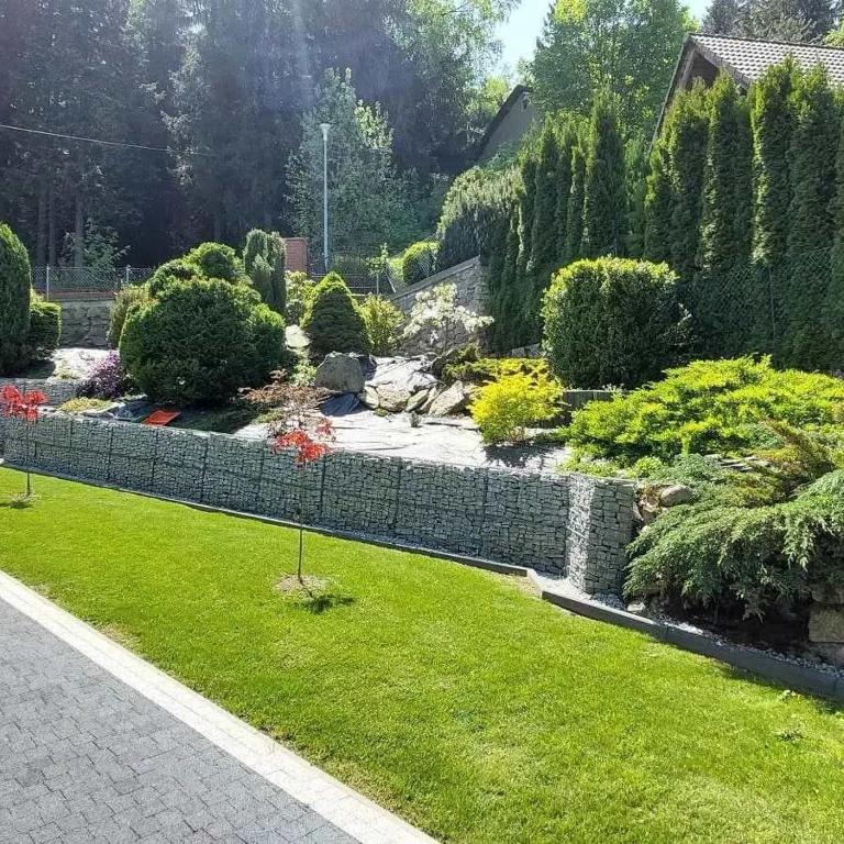 Vonkajšia záhrada v ubytovaní Apartamenty EDEN jacuzzi, sauna