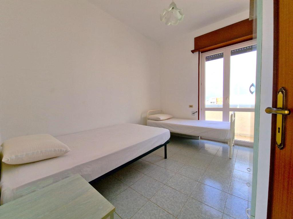 A bed or beds in a room at Casa Vacanza Maria Fronte mare