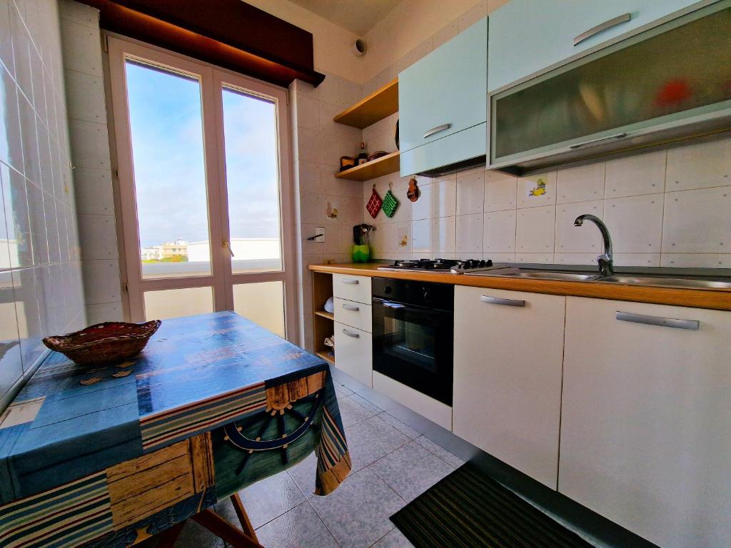 A kitchen or kitchenette at Casa Vacanza Maria Fronte mare