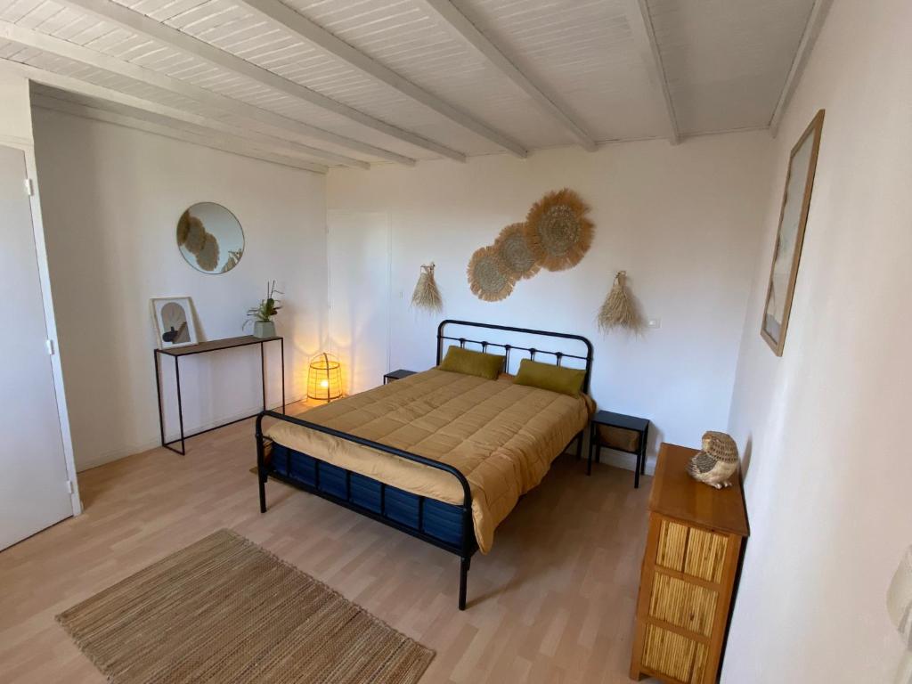 Un pat sau paturi într-o cameră la Mas denis