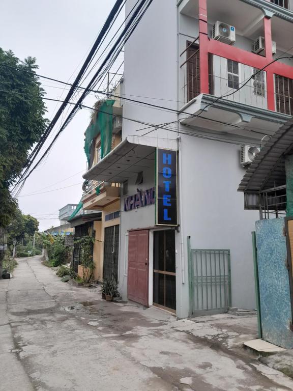 an empty street in front of a building at NHÀ NGHỈ TRÀ MY in Vu Bản