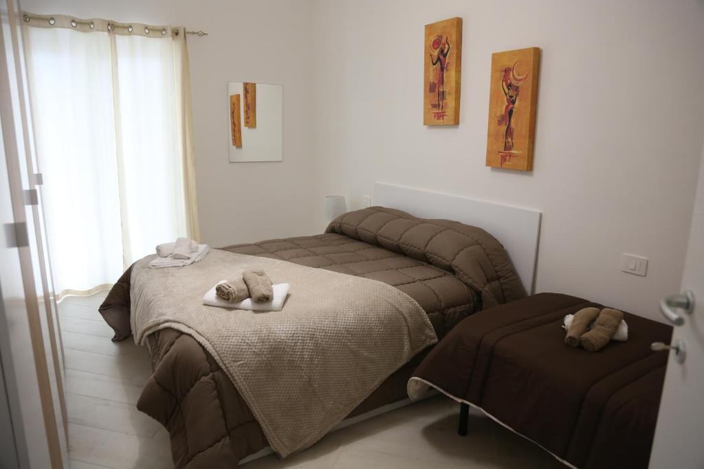- une chambre avec 2 lits et des serviettes dans l'établissement IL BORGO, à Quattromiglio