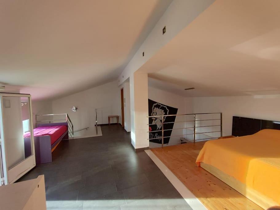 Habitación grande con 2 camas y escalera. en Ca La Perla, en Albalat de Taronchers