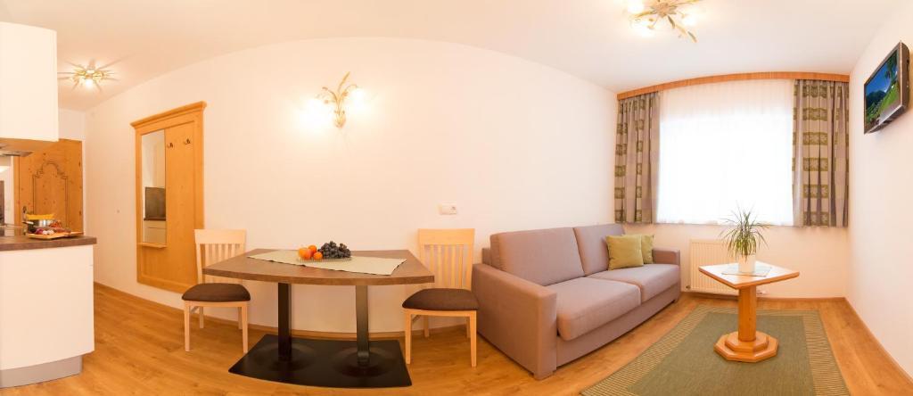 TV a/nebo společenská místnost v ubytování Pension am Rain