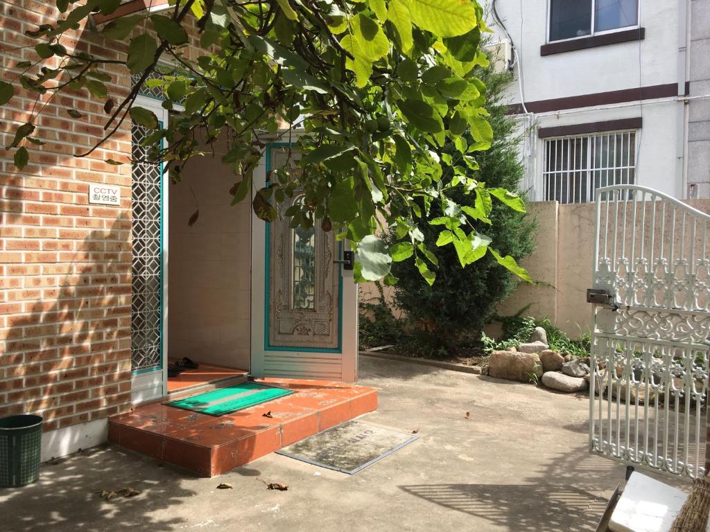 una porta d'ingresso di una casa con un telaio della porta di Harry House a Gyeongju