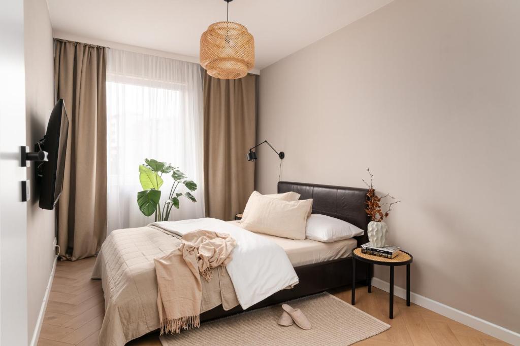 - une chambre avec un lit, une table et une fenêtre dans l'établissement Apartments Wroc'LOVE by me & Mosiężna & Free Garage & Self Check in 24H, à Wrocław