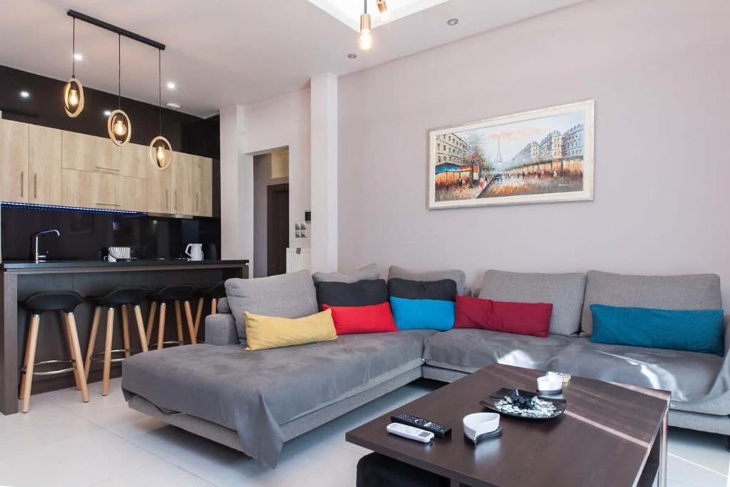 een woonkamer met een bank en een tafel bij Kallithea Comfort 3 Bd Balcony Family Apt in Athene