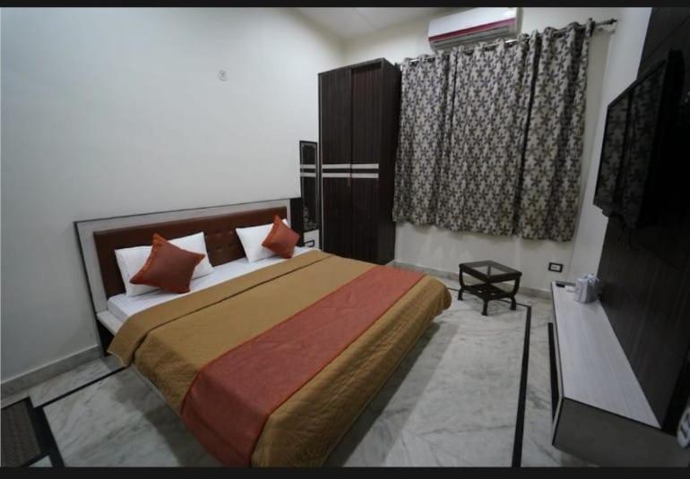 Katil atau katil-katil dalam bilik di Royal Taj Manage By Taj Sunrise Group