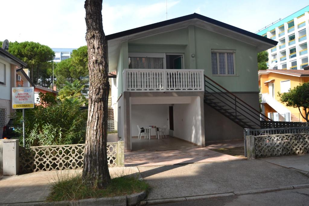 uma pequena casa com uma varanda e uma escadaria em Dolomiti em Bibione