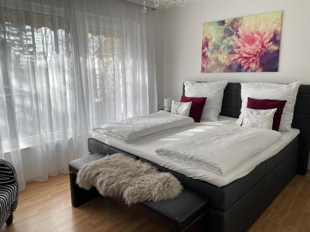 2 camas individuais num quarto com uma janela em Cosy Home auf Zeit em Nurembergue