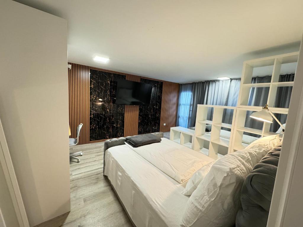ein Schlafzimmer mit einem großen weißen Bett und einem TV in der Unterkunft Deluxe Unterkunft in Bonn in Bonn