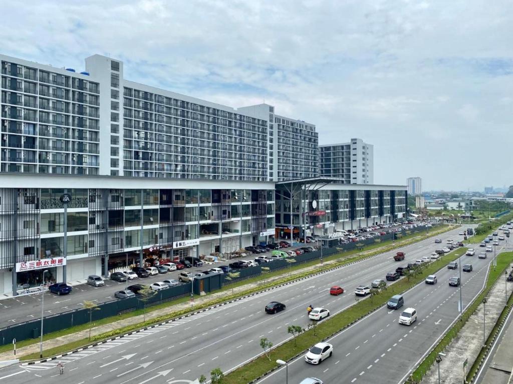 Una autopista con coches en ella con edificios altos en APARTMENTS @ PODIUM, KUCHING en Kuching