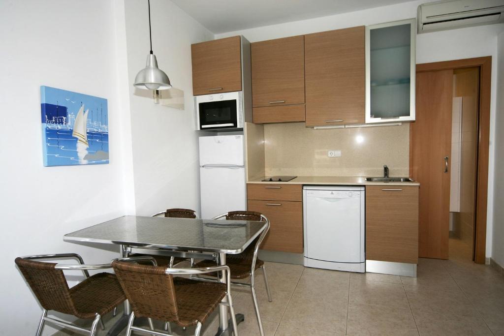 Kuchyň nebo kuchyňský kout v ubytování Apartaments Les Roques