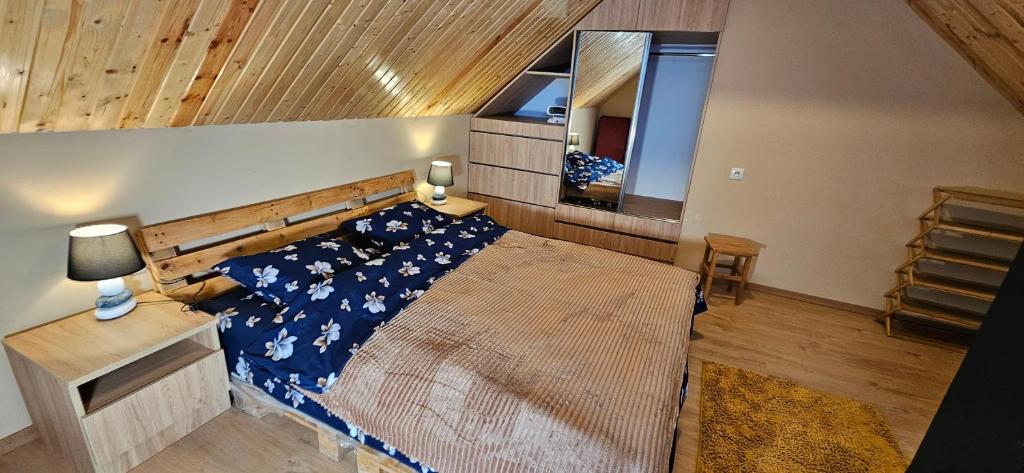 1 dormitorio con 1 cama grande y cabecero de madera en OLD MANGLISI, en Manglisi