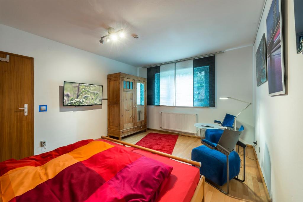 een slaapkamer met een bed en een bureau met een laptop bij Breubergblick, Stylisches Apartment in Breuberg in Breuberg