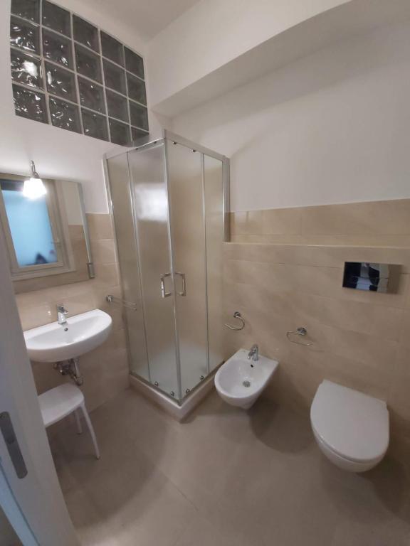 un bagno con doccia, WC e lavandino di B&B Carpe Diem a Gravina di Catania