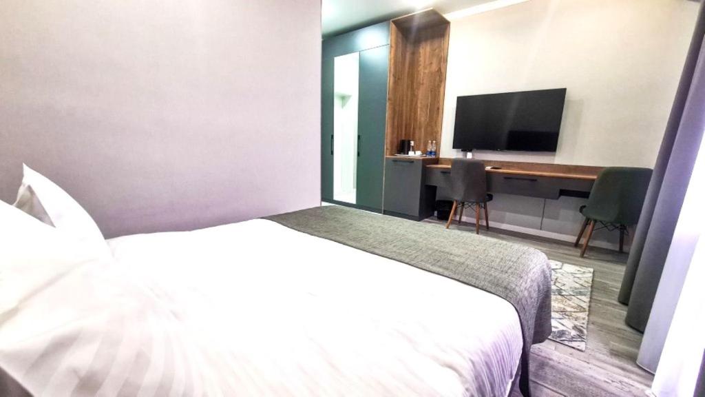 Dosman Hotel Bishkek - Tweepersoonskamer Met Balkon
