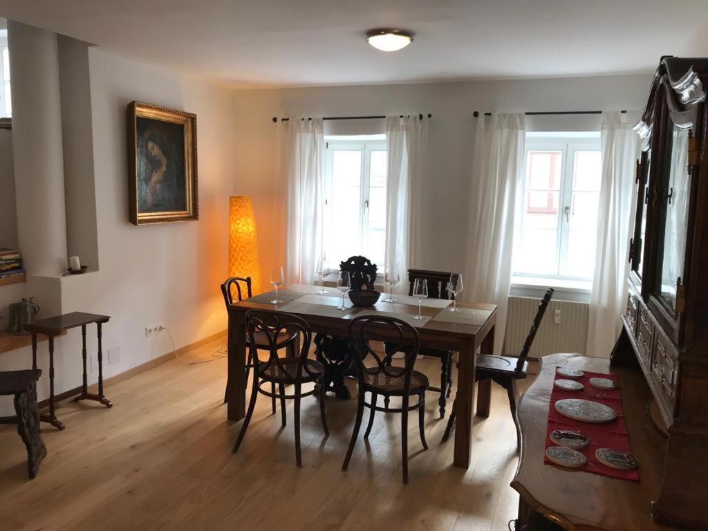 a dining room with a table and chairs at Schön wohnen beim Stift in Melk