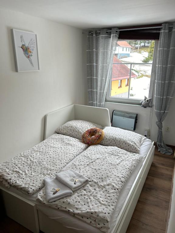 - un lit blanc dans une chambre avec fenêtre dans l'établissement APARTMENT OWL, à Kořenov