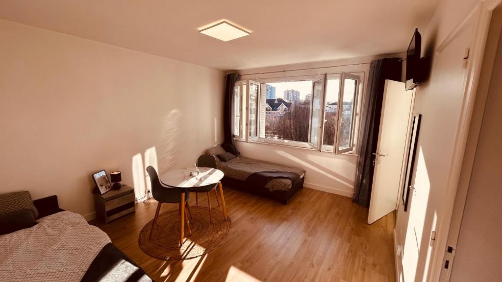 une chambre avec un lit, une table et une fenêtre dans l'établissement Annecy Lakeside Studio, à Annecy