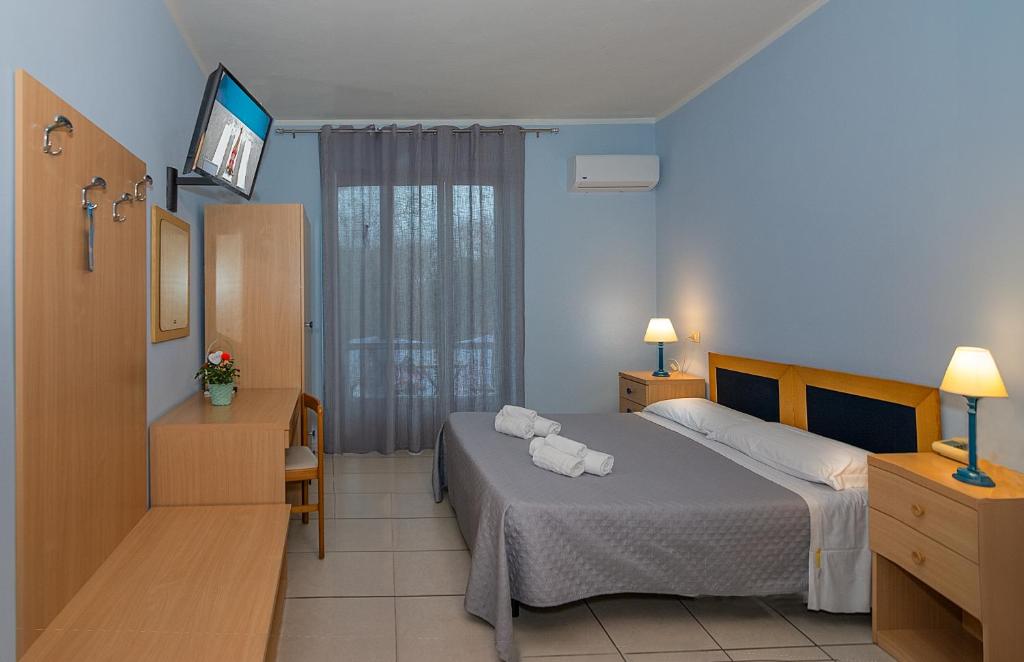 a hotel room with a bed and a television at Hotel Villa Benvenuti in Viareggio