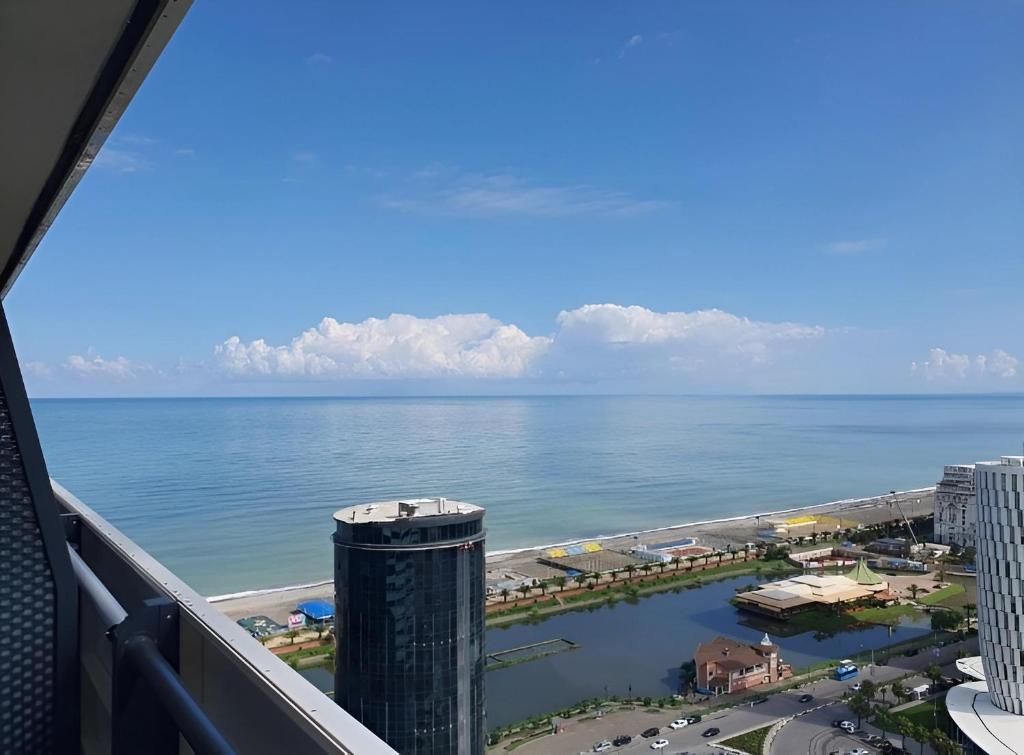 uma vista para o oceano a partir da varanda de um edifício em Orbi City Beach Hotel Batumi em Batumi
