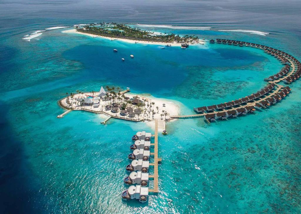 een luchtzicht op een eiland in de oceaan bij OBLU SELECT Sangeli - Premium All Inclusive with Free Transfers in North Male Atoll