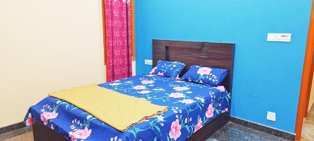 Un pat sau paturi într-o cameră la AR premium family homestay