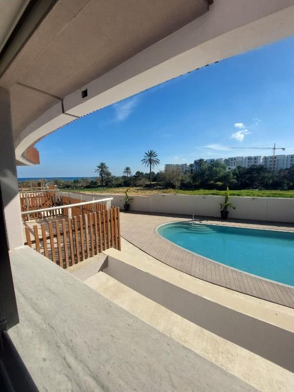 El Ahmar的住宿－The Wave residence Chott Meriam Sousse，从房子里可欣赏到游泳池的景色