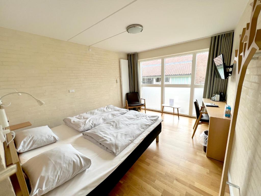 Postel nebo postele na pokoji v ubytování Strandhotel Klinten ApS