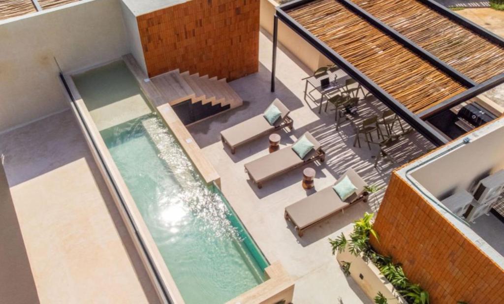 an overhead view of a swimming pool in a house at Hermoso apartamento con excelente ubicación in Tulum