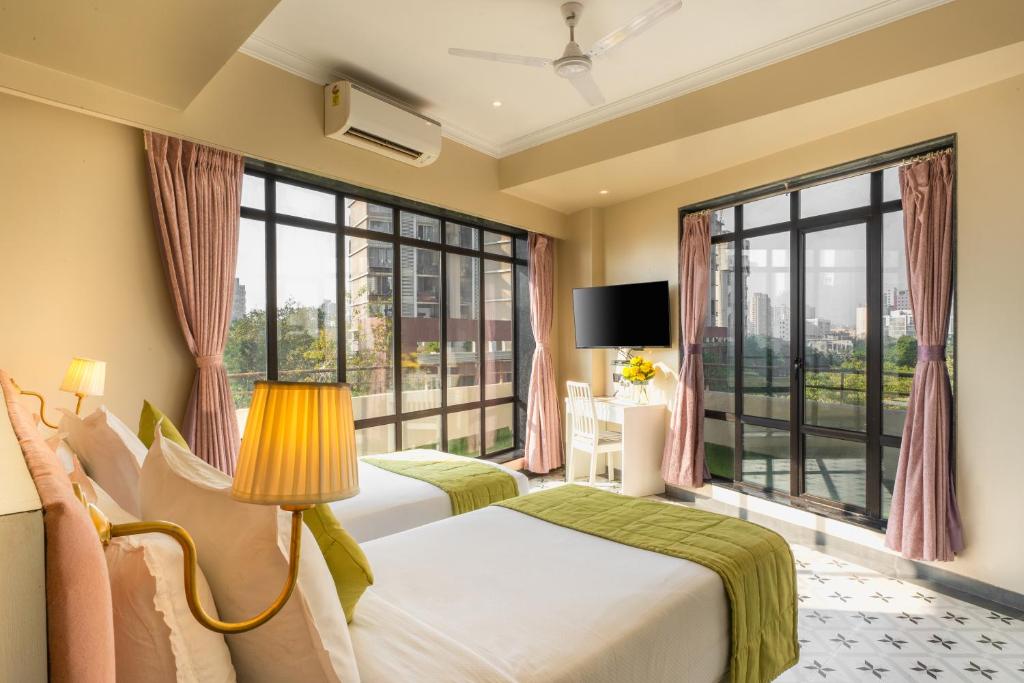Postel nebo postele na pokoji v ubytování Arnna Hotel - Goregaon