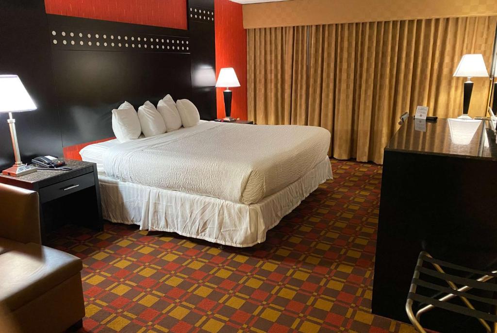 Ramada by Wyndham Rochelle Park Near Paramus - 