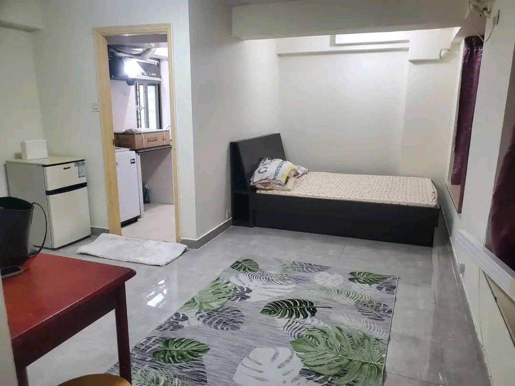 Kleines Zimmer mit einem Bett und einem Teppich in der Unterkunft MAISON CHAMA in Tiko