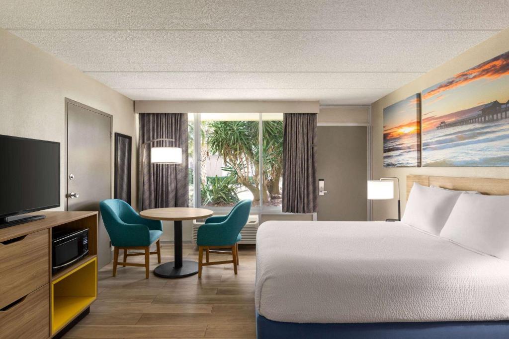 Ein Bett oder Betten in einem Zimmer der Unterkunft Days Inn by Wyndham Cocoa Beach Port Canaveral