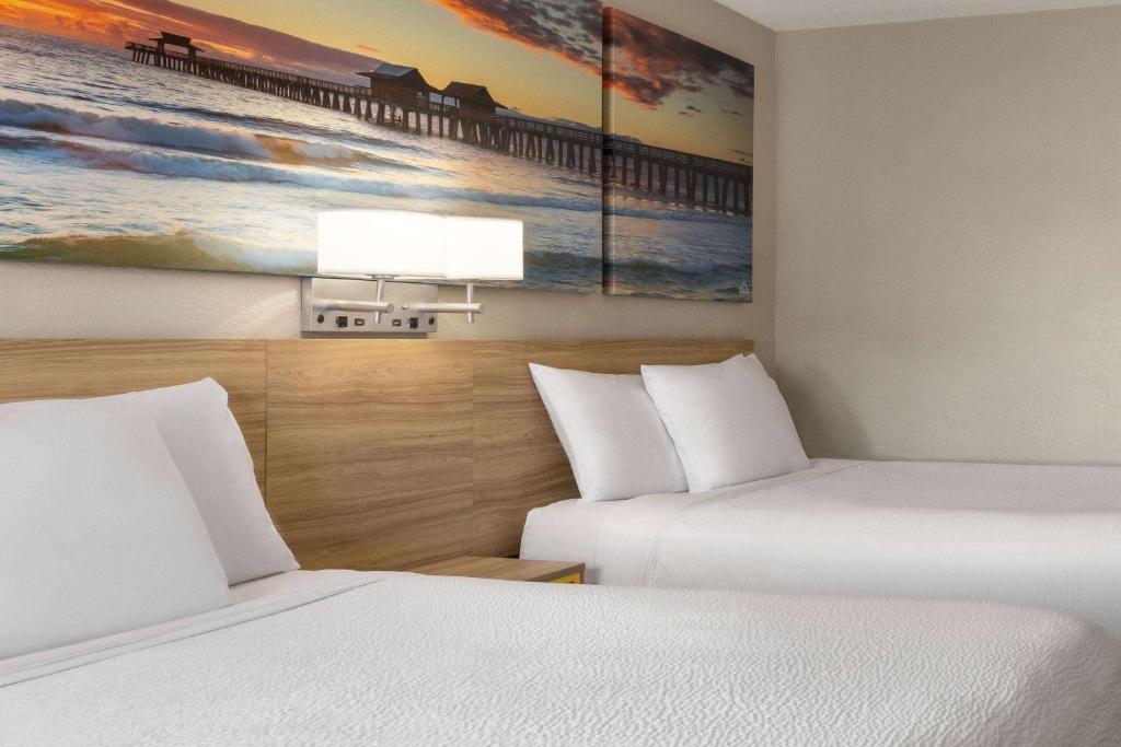 Ein Bett oder Betten in einem Zimmer der Unterkunft Days Inn by Wyndham Cocoa Beach Port Canaveral