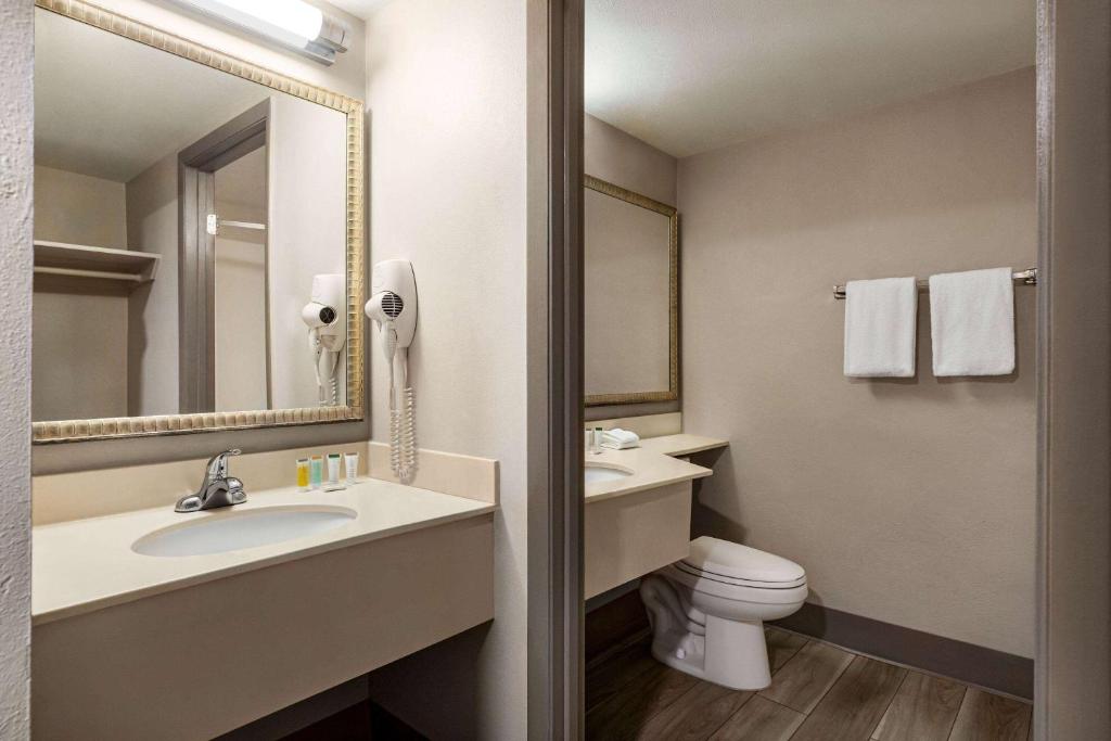 Ein Badezimmer in der Unterkunft Days Inn by Wyndham Cocoa Beach Port Canaveral