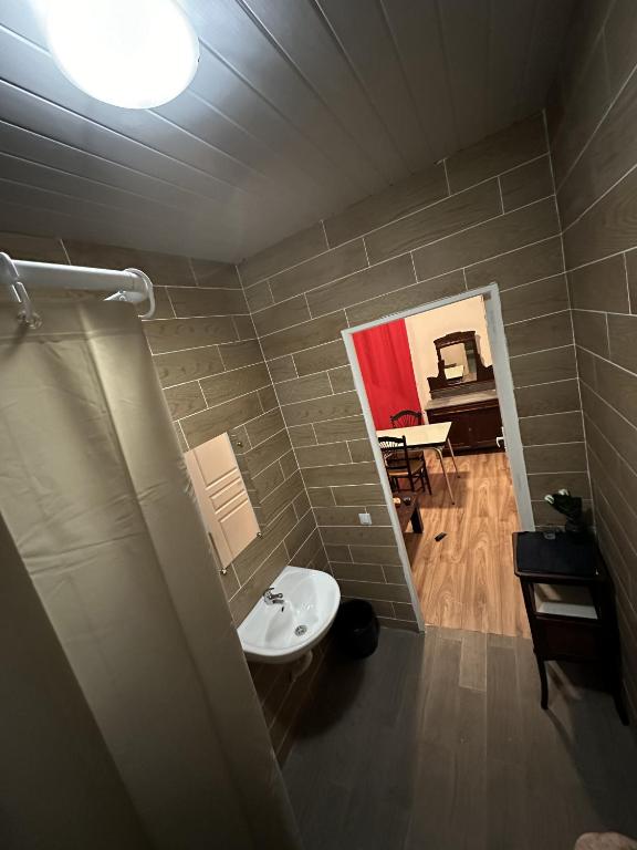 a bathroom with a sink and a mirror and a piano at Charmant Studio avec Balcon in Perpignan