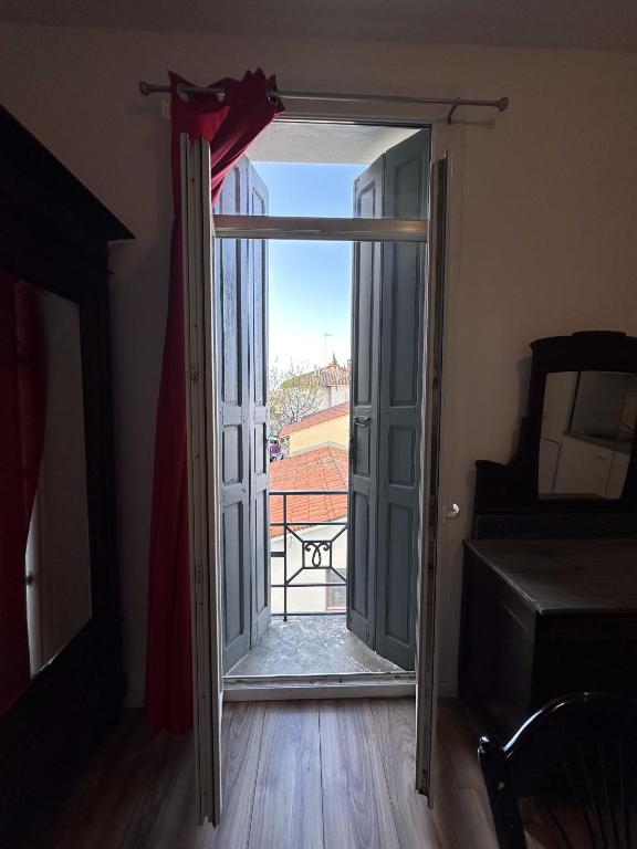 an open door with a view of a balcony at Charmant Studio avec Balcon in Perpignan