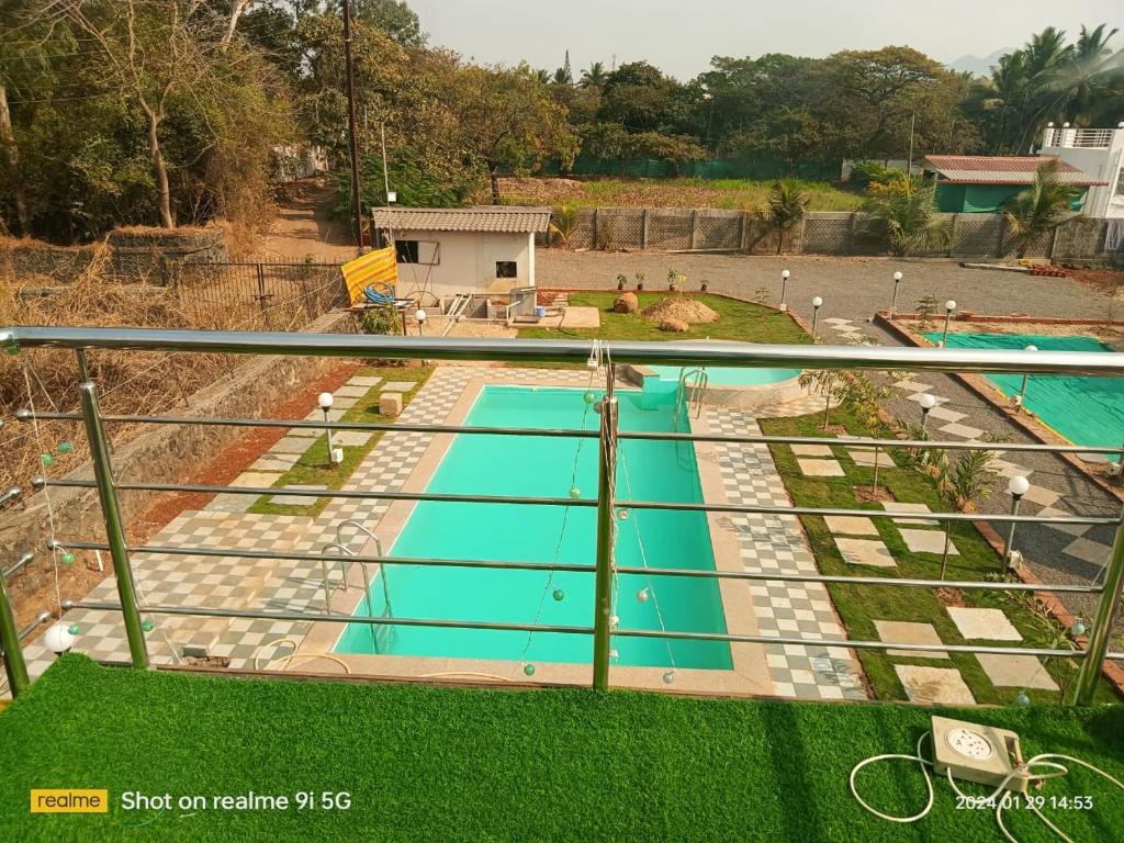 d'un balcon avec vue sur la piscine. dans l'établissement Lord Sunrise- Shanker Farm Villa, à Kīhīm
