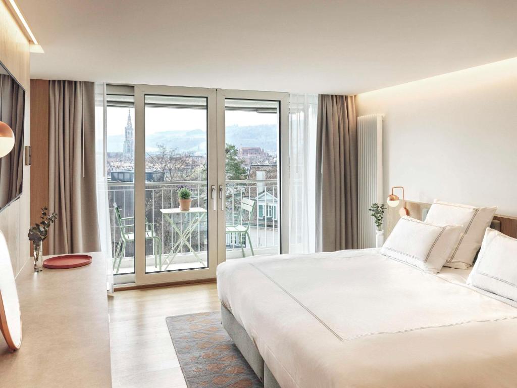 Postel nebo postele na pokoji v ubytování Swissôtel Kursaal Bern