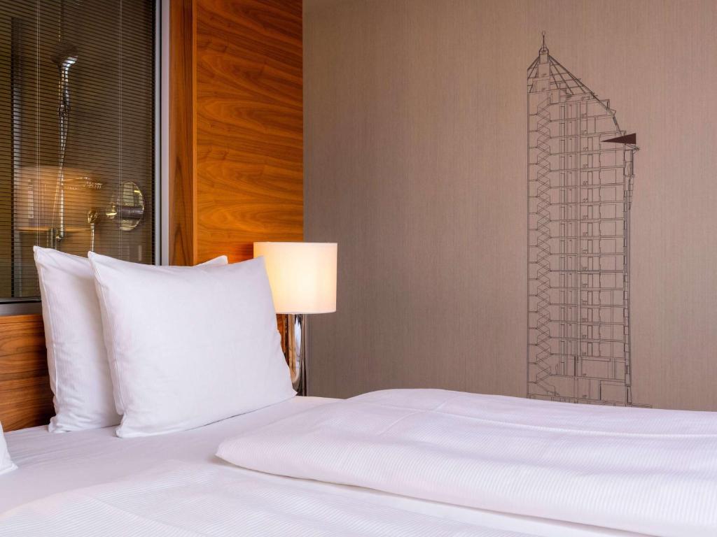Postel nebo postele na pokoji v ubytování Mövenpick Hotel Hamburg City