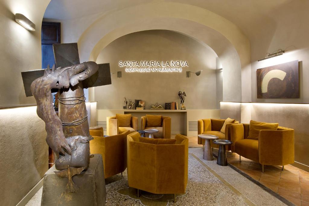 ナポリにあるLa Nova Bed and Museumの黄色の家具と「シナジー・アメリカン・アリュール・カンファレンス」と書かれた看板のあるロビー