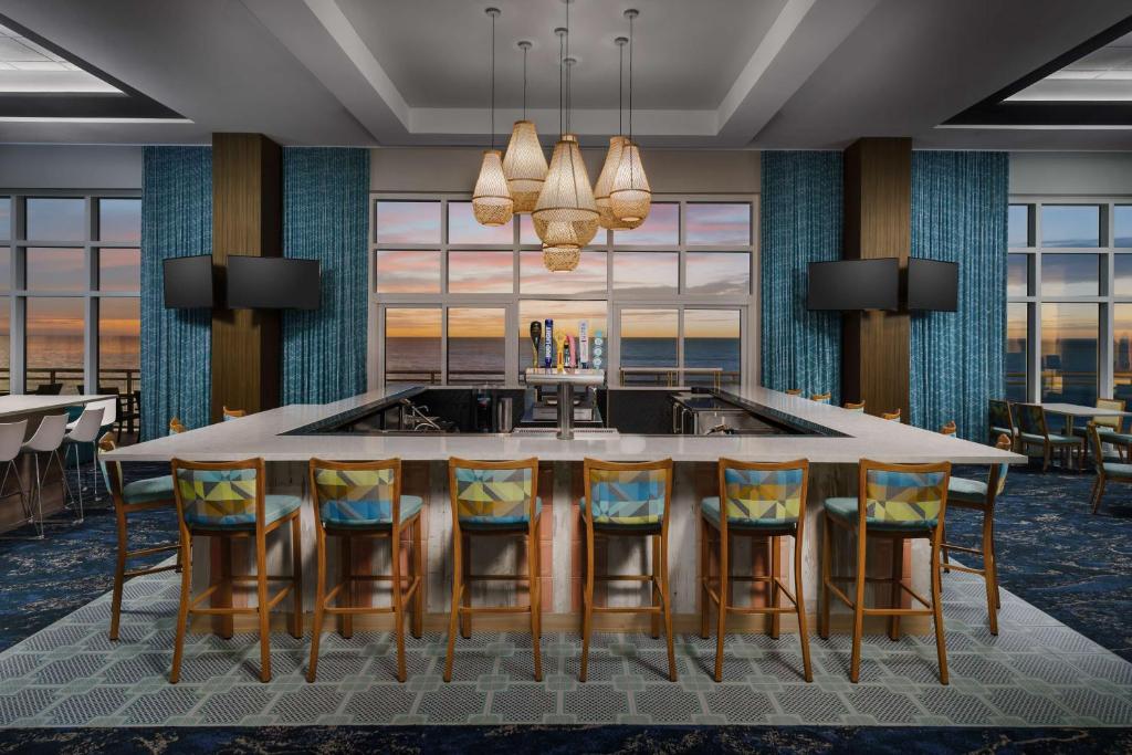 comedor con mesa grande y sillas en Homewood Suites by Hilton Myrtle Beach Oceanfront, en Myrtle Beach