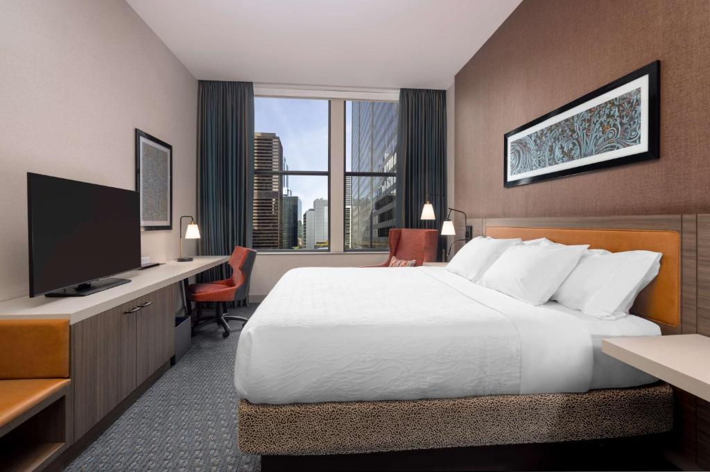 Postel nebo postele na pokoji v ubytování Hilton Garden Inn- Chicago Central Loop
