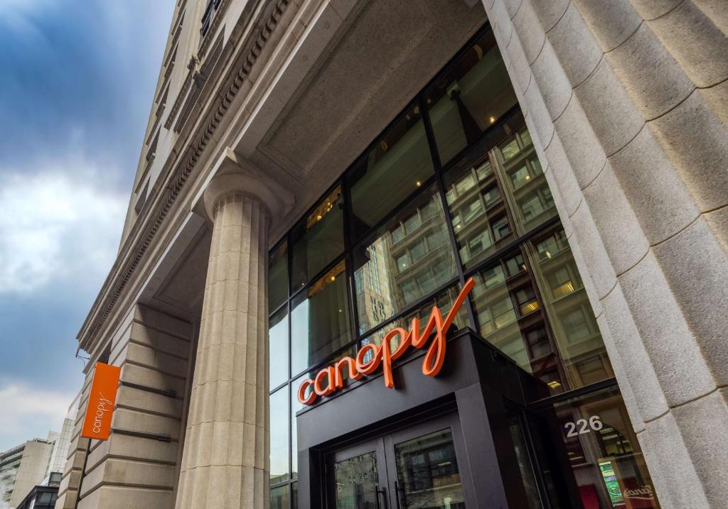 芝加哥Canopy By Hilton Chicago Central Loop的建筑物一侧的亚马逊标志