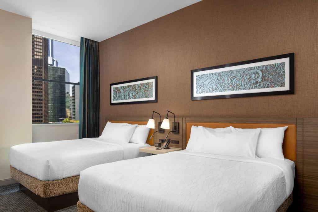 Postel nebo postele na pokoji v ubytování Hilton Garden Inn- Chicago Central Loop